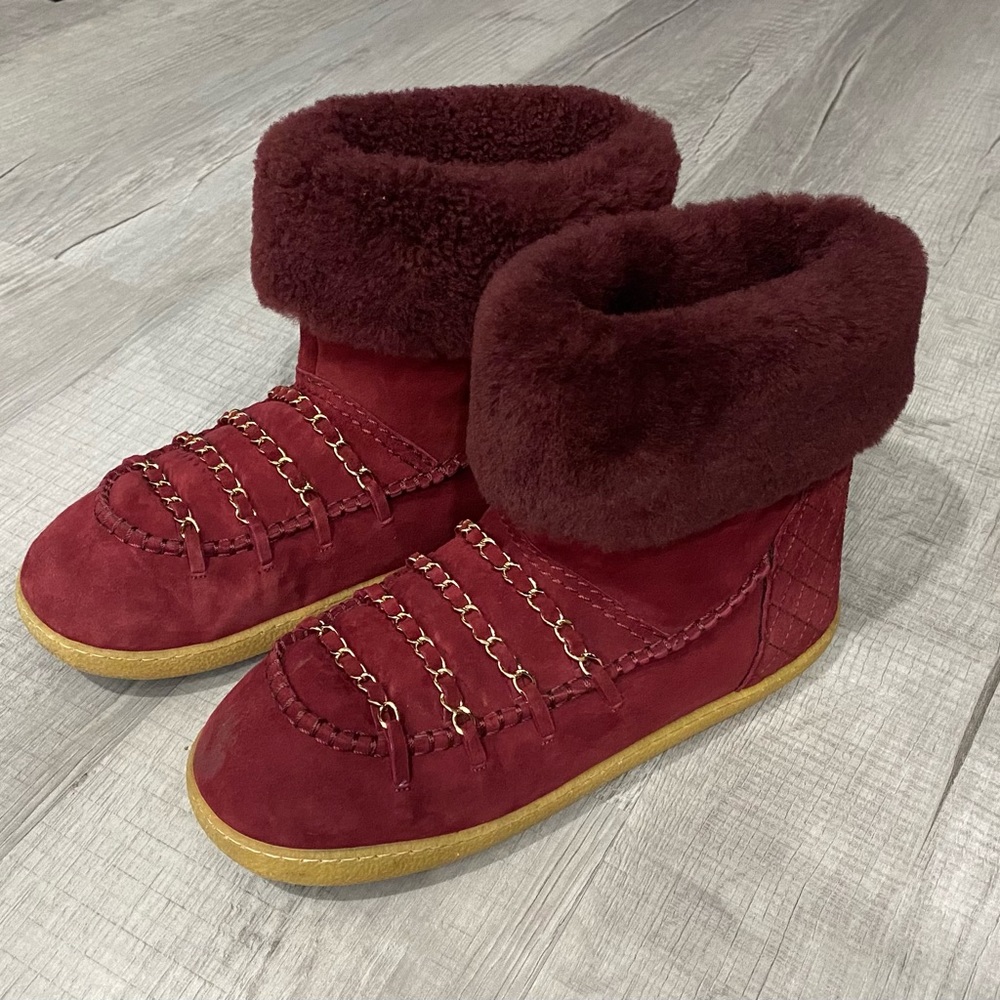 Chanel chain shearling boots size40